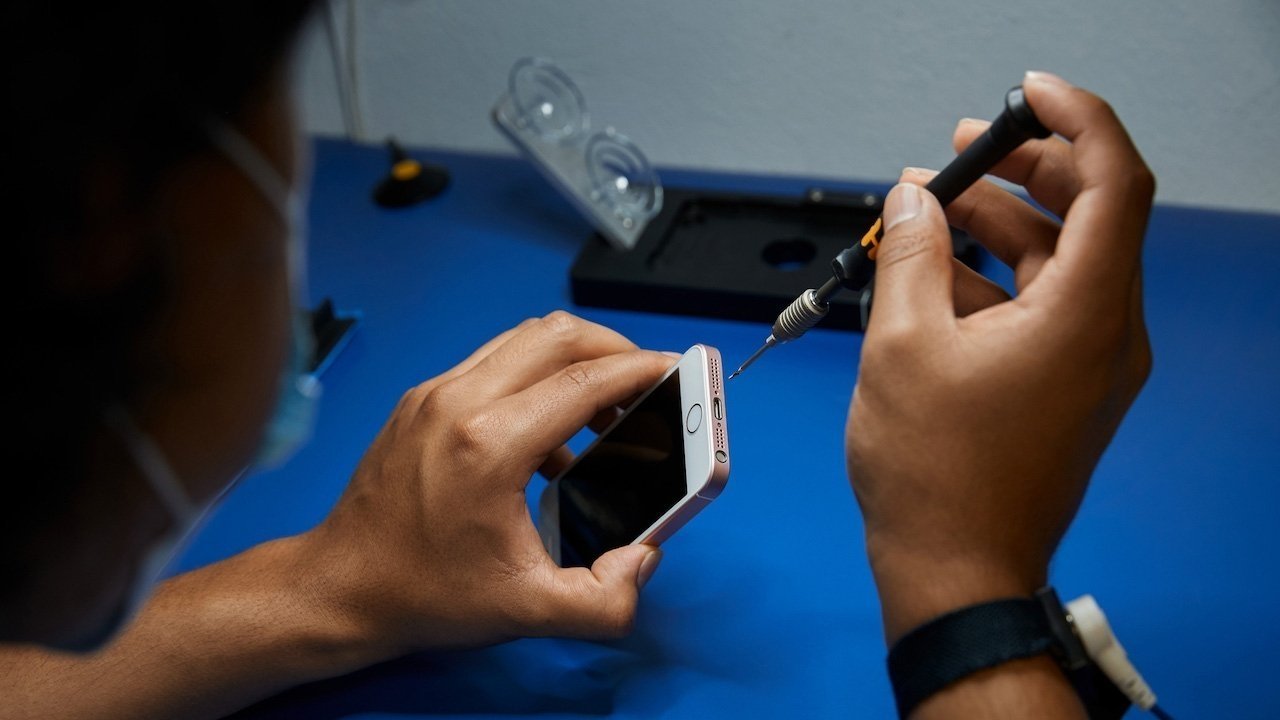Apple isn't going backwards on its design — there probably will never be a pop-out battery in an iPhone.